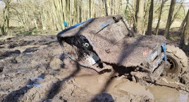 Kto lubi, kiedy jego auto wjedzie w kałużę? Niewielu. Dla Pawła Ciepłucha i Wojciecha Erona prawdziwa frajda to trasa przez rzeki i bagniska