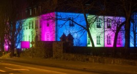 Urząd Miejski w Bytowie, most nad Borują i budynek w Borzytuchomiu oświetlono na zielono, niebiesko i różowo