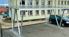 Na górze panele fotowoltaiczne, na dole miejsca parkingowe. Przed Urzędem Gminy w Lipnicy stanął carport 