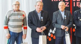 Odznaczenia Honorowy Dawca Krwi Zasłużony dla Zdrowia Narodu dla trzech mieszkańców Nożyna i jednego z Jerzkowic