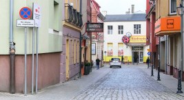 Jak spacerować z wózkiem, gdy na chodniku parkują auta? Na taką sytuację na ul. Krótkiej w Bytowie zwrócił uwagę nasz Czytelnik