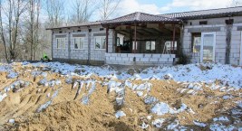 W Dąbrówce na terenie jednej z firm śmieci trafiały do dołu. Przedsiębiorca tłumaczy dlaczego