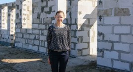 Z trójką dzieci i niepełnosprawnym szwagrem zajmują stary drewniany dom z dwoma pokojami. Agnieszka Figlus marzy o nowym domu