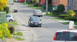 „Tu nie ma chodnika, a od kiedy rozpoczęła się budowa ronda, ulicą wali cały sznur pojazdów” - alarmuje mieszkaniec ul. Ceynowy w Bytowie