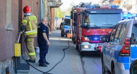 Chciał naprawić dach, podpalił elewację. Pożar kamienicy przy ul. Sikorskiego w Bytowie