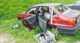 „Ten samochód stoi tam od roku, a może jeszcze dłużej. Dziś zaczął się wokół niego robić taki mały śmietnik” - alarmuje Czytelnik