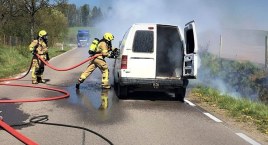 Zanim przyjechała straż, wypakował paczki. Pożar auta pomiędzy Tuchomiem a Modrzejewem