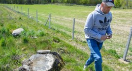 Mieszkańcy Piaszna Małego od ponad roku kręcą z niedowierzaniem głowami, widząc to, co robi jeden z mieszkańców wsi