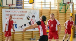 W Nauczycielskim Turnieju Drużyn Mieszanych w Piłce Siatkowej „Dwójka” najlepsza po raz czwarty z rzędu