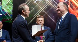 Jest jednym z trzech wójtów w województwie z tak długim stażem. Jerzy Lewi Kiedrowski ze statuetką Gryfa Pomorskiego