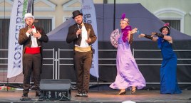 Artyści Operetki Wrocławskiej na bytowskim rynku z programem „Kiepura na wynos”