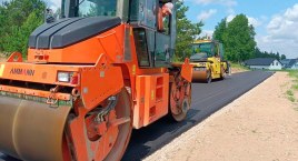 W Kiedrowicach mieszkańcy cieszą się z nowej nawierzchni. Na tę nad Głęboczkiem trzeba jeszcze poczekać