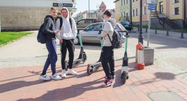Przez pierwsze dwa miesiące e-hulajnogi w Bytowie przejechały 2,3 tys. km. Zarządzająca nimi firma Tier opublikowała statystyki
