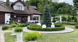 Jałowce, rododendrony, a wszystko wieńczą hortensje. Posesja Jadwigi i Arkadiusza Kozieł w finale konkursu Piękna Wieś Pomorska