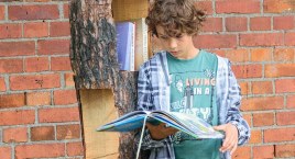 Pożycz, przeczytaj, zwróć! - to zasady obowiązujące w bibliotece z pnia drewna. Stoi w Łąkiem