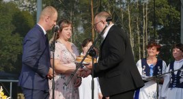 Dożynkowy sezon otworzyła gmina Parchowo. Chleb przekazali starostowie Beata i Piotr Loll z Zielonego Dworu 