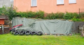 Przy starej szkole w Niedarzynie pękł mur oporowy. Wypadła część umocnienia