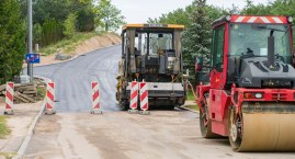 Gmina Bytów wzięła na siebie krawężniki i deszczówkę, a inwestor resztę. Na gruntowej ul. Prusa pojawił się asfalt