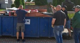 Strażacy z OSP w Rekowie ze złomu ogołocili całą wieś. Zbierają na nowy sprzęt