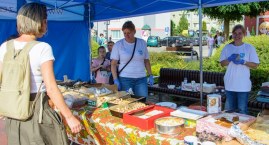 Zbierali na pomoc dla Klaudii, Dominika i Agaty. Koncert charytatywny na bytowskim rynku