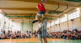 Mistrz świata we wsadach do kosza Piotr „Grabo” Grabowski dał pokaz w Bytowie