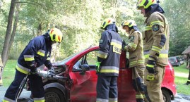 Rozcinali samochód, by sprawdzić swój nowy sprzęt. Pokaz strażaków z OSP w Trzebiatkowej