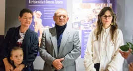 Żonie podarował kwiaty w podziękowaniu za kawę i bómbómy. Wystawa rzeźb Romana Ziemeya