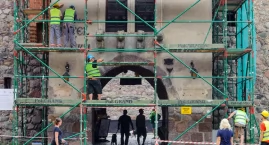 Firma z Garczegorza nie dokończy remontu elewacji bytowskiego zamku