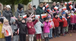 Na bytowskim rynku przedszkolaki odśpiewały hymn Polski