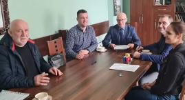 Na górze 64 panele, na dole parking. W Czarnej Dąbrówce powstanie carport fotowoltaiczny