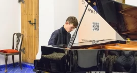 Kaszubski Chopin zagrał na zamku. Koncert Mirona Łajminga w Bytowie