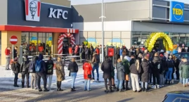 Tłumy na otwarciu centrum handlowego w Bytowie. Kolejka przed KFC