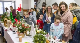 Tłumy ściągnął świąteczny kiermasz w Zespole Szkół w Borzytuchomiu