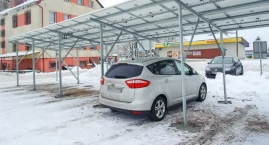 Na parkingu przed Urzędem Gminy w Czarnej Dąbrówce stanęły panele fotowoltaiczne
