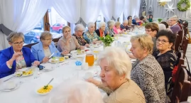 Wigilia na ponad 100 osób. Spotkanie wigilijno-noworoczne Stowarzyszenia „seniorzbytów.pl”