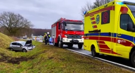 Dachowanie na krajowej 20 pomiędzy Tuchomiem a Kramarzynami
