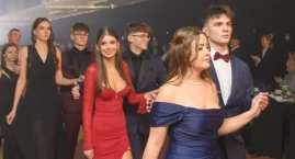 Studniówki 2024. Tak poloneza zatańczyli uczniowie bytowskiego ogólniaka [ZDJĘCIA, FILMIK]