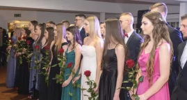 Studniówka Zespołu Szkół Ponadpodstawowych w Bytowie. Polonez w energicznym klimacie