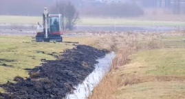 To niewielki ciek łączący dwa jeziora w Lipnicy. Trwają prace nad jego udrożnieniem