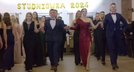 Studniówka 2024. Maturzyści z Zespołu Szkół Ponadpodstawowych zatańczyli poloneza