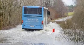 Woda zalała jezdnię. Zarząd Dróg Powiatowych zamknął drogę do Bochowa