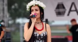 Uczy śpiewu i choreografii, prowadzi chór. „Praca dodaje mi energii” - mówi Julita Durawa