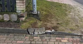 Uszkodził lampę i odjechał. Ruszyło go jednak sumienie