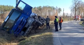 Zderzenie osobówki z ciężarówką w Grzmiącej