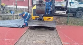 Winne było stare szambo. Zapadlisko na boisku przy Szkole Podstawowej nr 1 w Bytowie