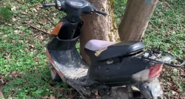 Jechał motorowerem i korzystał z komórki. Jego podróż zakończyła się w celi