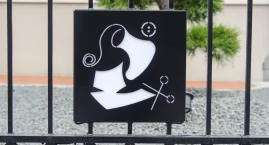 Na ogrodzeniu cechu pojawiły się symbole najważniejszych zawodów