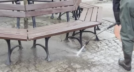 Czyszczenie ławek, wyrywanie trawy, nasadzenia, czyli wiosenne porządki w Bytowie