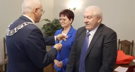 Maria i Jan Klasowie oraz Irena i Jerzy Szwichtenbergowie z medalami za Długoletnie Pożycie Małżeńskie