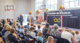 Na galowo, bo jak inaczej. W Dąbrówce otwarto nową salę gimnastyczną